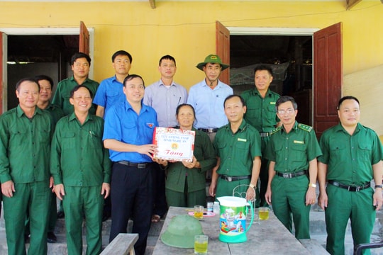 Lực lượng TNXP Nghệ An dâng hoa báo công với Bác Hồ, thăm và tặng quà cựu TNXP hoàn cảnh khó khăn