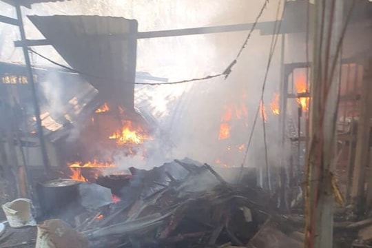 Xưởng gỗ bốc cháy giữa trưa