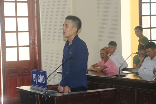 Dùng dao đâm vợ vì đòi… ly hôn