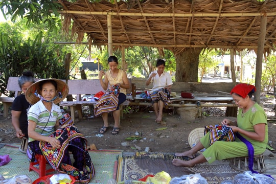 Nét truyền thống đặc sắc trong  sinh hoạt gia đình người Thái ở Nghệ An