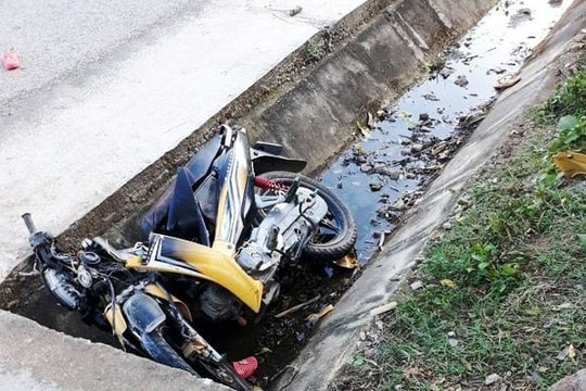 Lao xuống mương nước bên Quốc lộ 48, anh rể cùng em vợ tử vong