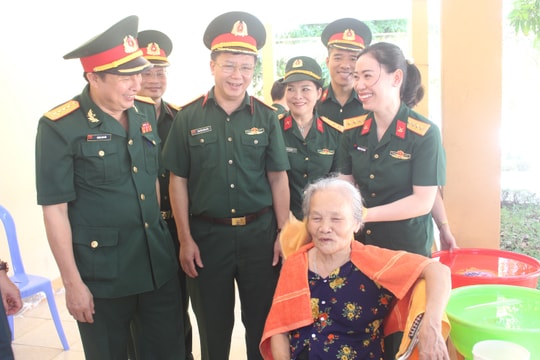 Bộ Quốc phòng dâng hương, dâng hoa tưởng niệm Bác Hồ và tri ân các gia đình chính sách