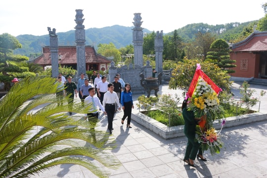 Đồng chí Nguyễn Xuân Sơn dâng hương tại Khu Di tích lịch sử Quốc gia Truông Bồn