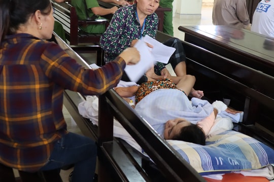 Cô gái 22 tuổi bị hiếp dâm phải nằm cáng dự phiên tòa xử phúc thẩm