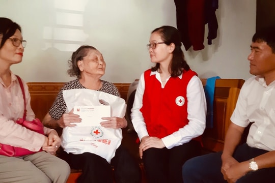 Trao 60 suất quà cho gia đình chính sách ở huyện Anh Sơn