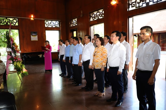 Bộ trưởng Bộ Tài chính dâng hoa, dâng hương tại Khu Di tích Kim Liên và đền Chung Sơn