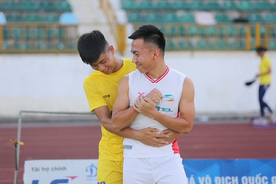 Phan Văn Đức và cầu thủ SLNA trêu ghẹo Ngọc Hải, Nguyên Mạnh trên sân Vinh