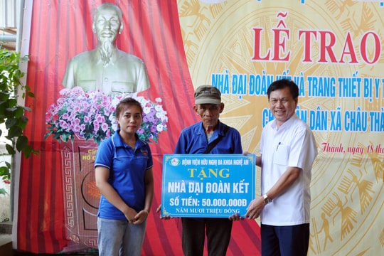 Bệnh viện Hữu nghị Đa khoa Nghệ An trao nhà đại đoàn kết, trang thiết bị y tế tại Quỳ Hợp