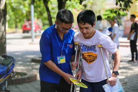  Thanh niên tình nguyện Nghệ An nấu cơm, tìm nhà trọ miễn phí cho thí sinh dự thi lớp 10