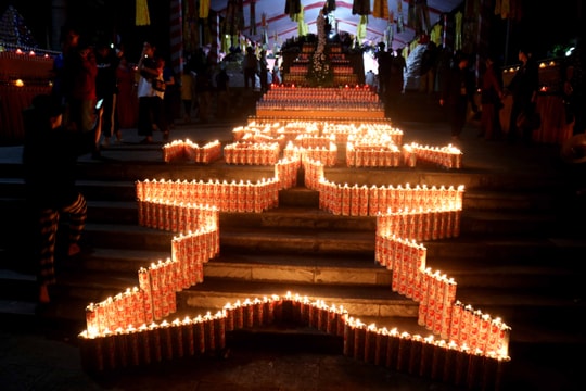 Hàng nghìn ngọn nến lung linh trong đêm Đại lễ cầu siêu tri ân dịp 27/7 ở Nghệ An