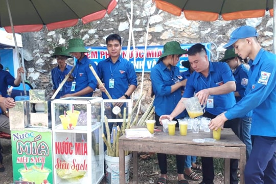 Thí sinh trường làng ở Nghệ An được 'tiếp sức mùa thi' bằng nước mía miễn phí