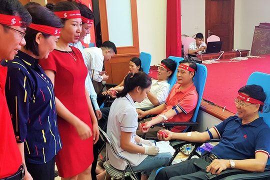 Hơn 2.000 người tham gia Ngày hội hiến máu 'Giọt hồng Xứ Nghệ' 