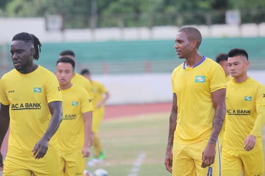 Cầu thủ SLNA hào hứng tập cùng ngoại binh người Brazil