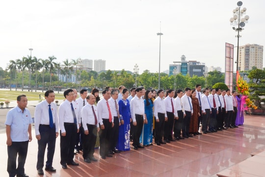 Thường trực Tỉnh ủy và Hội đồng nhân dân tỉnh dâng hoa tưởng niệm Chủ tịch Hồ Chí Minh  ​