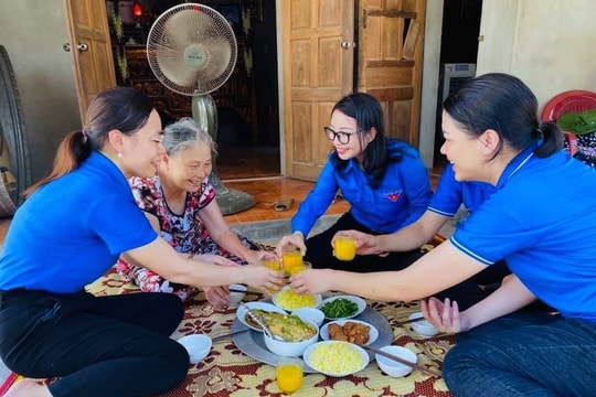 Ấm lòng 'Bữa cơm yêu thương'