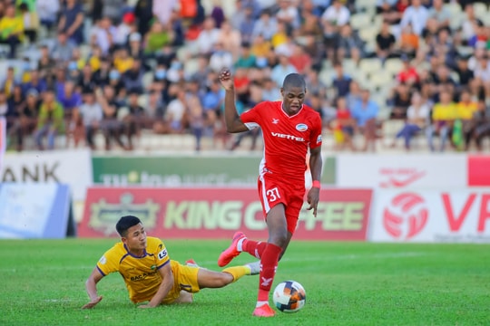 Hàng thủ SLNA: Từ điểm tựa thành 'điểm đen'