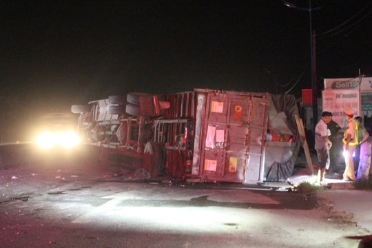 Tài xế ngủ gật, xe tải chở nhu yếu phẩm lật ngang trên Quốc lộ 1A