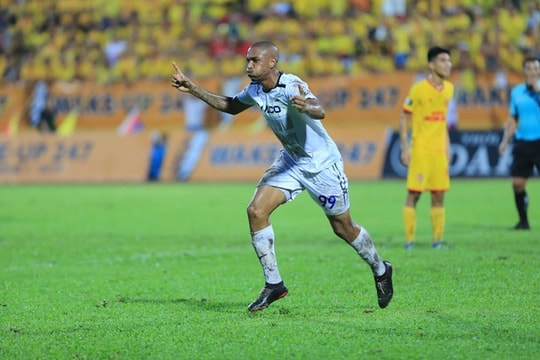 SLNA chiêu mộ Felipe Martins: 'Vơ bèo, gạt tép'?