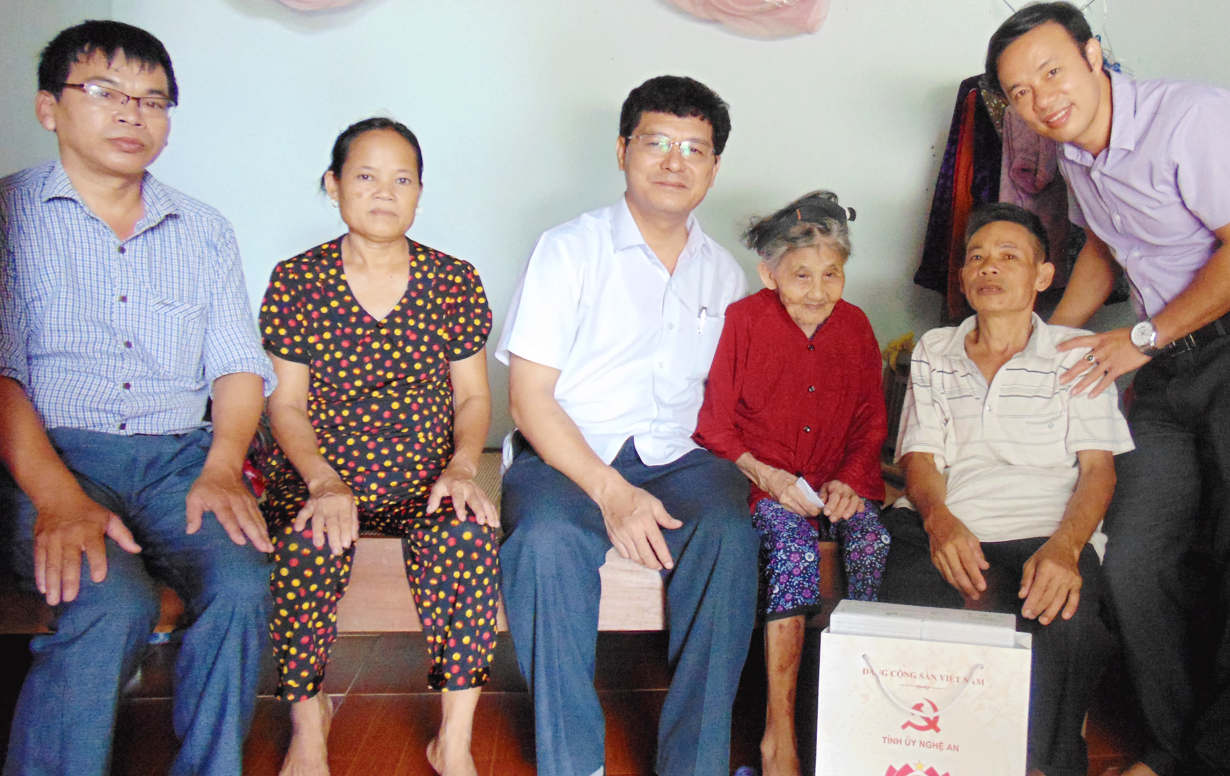 Văn phòng Tỉnh ủy, Ban Tổ chức Tỉnh ủy thăm và tặng quà gia đình chính sách