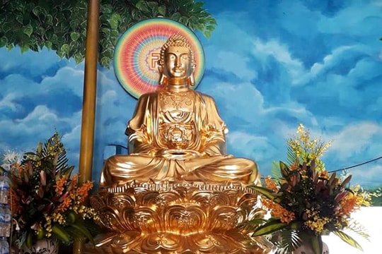 Tượng Phật dát vàng, nặng 2 tấn ở chùa Phổ Môn thành phố Vinh