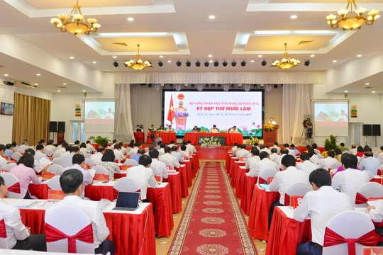 Đại biểu HĐND tỉnh thảo luận sôi nổi tại hội trường