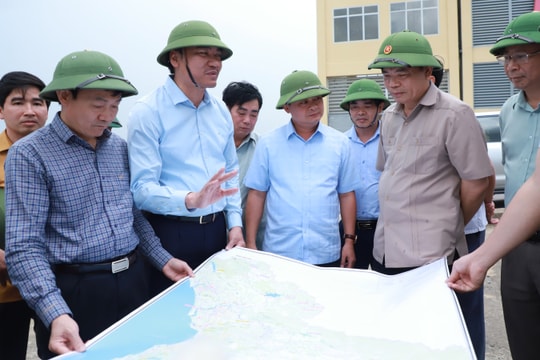 Bộ trưởng Bộ Nông nghiệp và Phát triển nông thôn thị sát tình trạng hạn hán ở Nghệ An