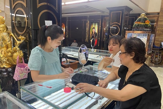 Giá vàng nhảy vọt lên mức kỷ lục, thị trường giao dịch ở Nghệ An vẫn trầm lắng