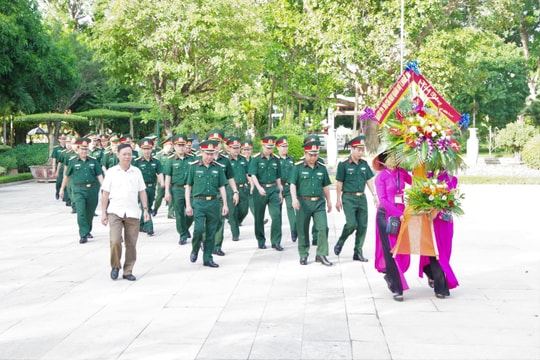 Đảng bộ Quân sự tỉnh dâng hương tưởng niệm các anh hùng liệt sỹ