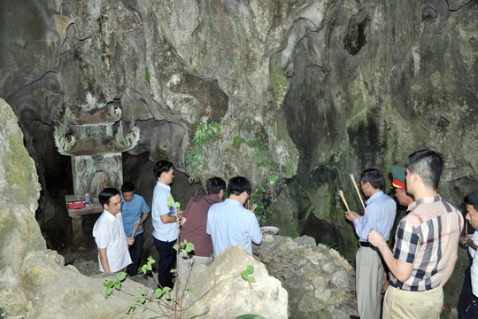 Phó Chủ tịch UBND tỉnh dâng hương tại Nghĩa trang Liệt sỹ Đường sắt và Hang Hỏa Tiễn