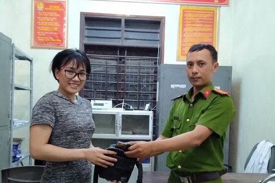 Nghệ An: Thiếu tá công an trả lại tài sản gần 30 triệu đồng cho nữ du khách đánh rơi