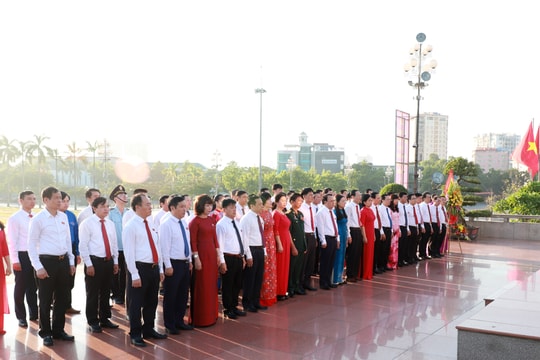 Đoàn đại biểu Đảng bộ Khối Các cơ quan tỉnh Nghệ An dâng hoa báo công với Chủ tịch Hồ Chí Minh