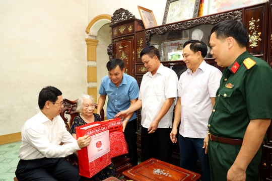 Phó Bí thư Thường trực Tỉnh ủy Nguyễn Xuân Sơn thăm, tặng quà gia đình chính sách huyện Quỳnh Lưu