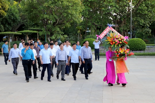 Bộ trưởng Bộ GTVT Nguyễn Văn Thể dâng hoa, dâng hương tưởng niệm Chủ tịch Hồ Chí Minh