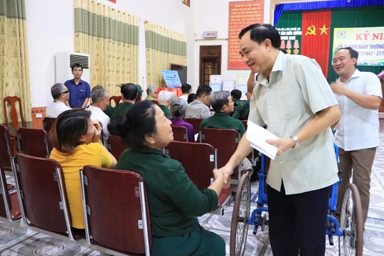 Sở Lao động - Thương binh và Xã hội Nghệ An thăm, tặng quà thương binh nặng 