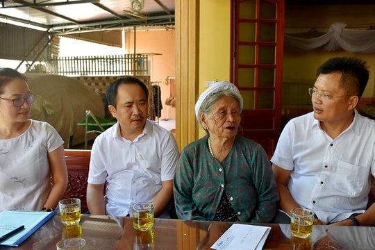 Báo Nghệ An thăm, tặng quà Mẹ Việt Nam Anh hùng, thân nhân liệt sỹ