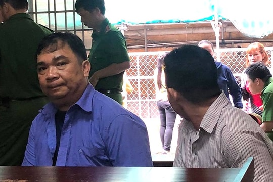 Cài định vị theo dõi vợ và đâm chết tình địch