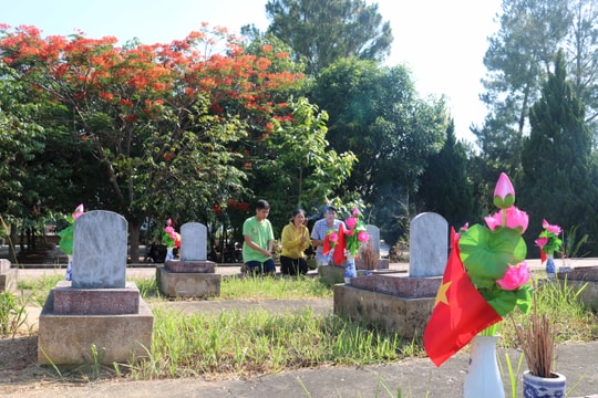 Xúc động khi về thăm các nghĩa trang liệt sĩ quốc tế ở Nghệ An