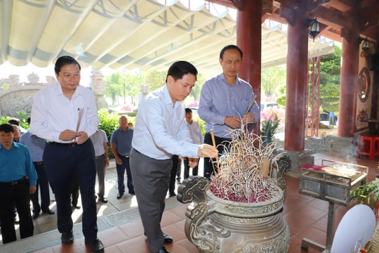 Đoàn công tác Bộ GTVT dâng hương tại Khu di tích Truông Bồn và Nghĩa trang liệt sĩ đường 7 