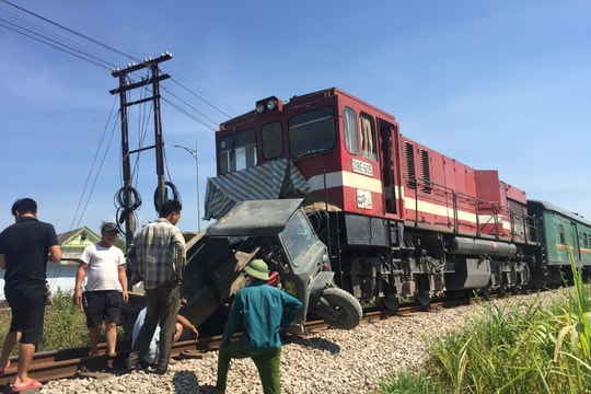 Va chạm với tàu hỏa, tài xế xe chở hàng nguy kịch
