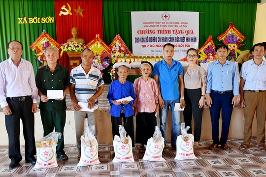 Hội hỗ trợ gia đình liệt sỹ tỉnh tặng quà Mẹ Việt Nam anh hùng, gia đình chính sách