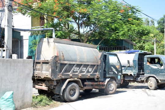 Nghệ An: Nắng nóng, xe bồn chen chúc bơm nước đi bán cho dân