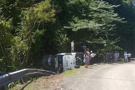 Lật xe du lịch chở đoàn đi họp lớp, 13 người chết