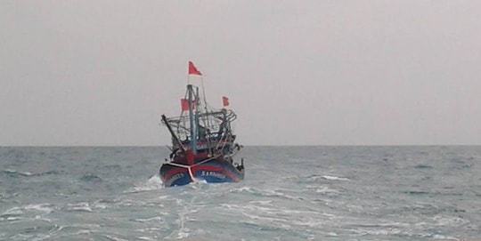 Ứng cứu tàu cá Nghệ An hỏng máy đang trôi dạt trên biển