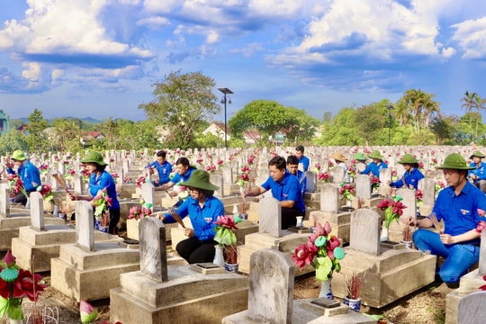 Tuổi trẻ Nghệ An dâng hương, tưởng nhớ các anh hùng liệt sỹ 