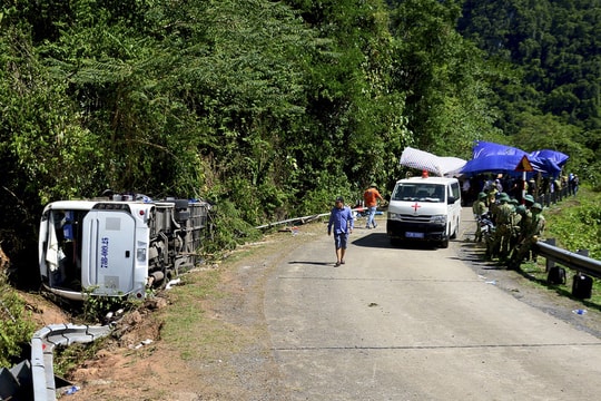 Nghi vấn tài xế xe khách gây tai nạn ở Quảng Bình chỉ có bằng B2
