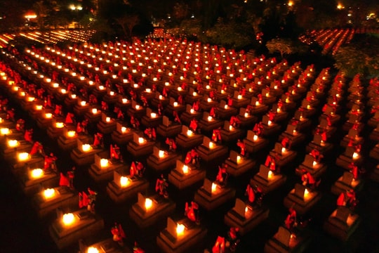 Hàng nghìn ngọn nến lung linh trong đêm tri ân các anh hùng liệt sỹ ở Nghệ An
