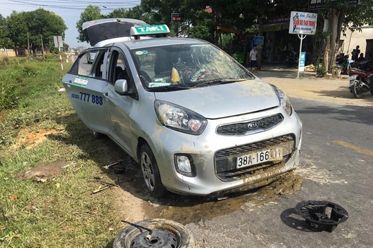 Va chạm với xe máy, xe taxi nổ lốp lao xuống ruộng
