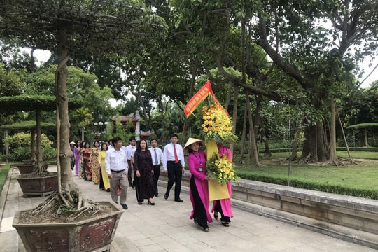 Ban Tuyên giáo Tỉnh ủy Nghệ An báo công với Bác Hồ nhân kỷ niệm 90 năm truyền thống ngành