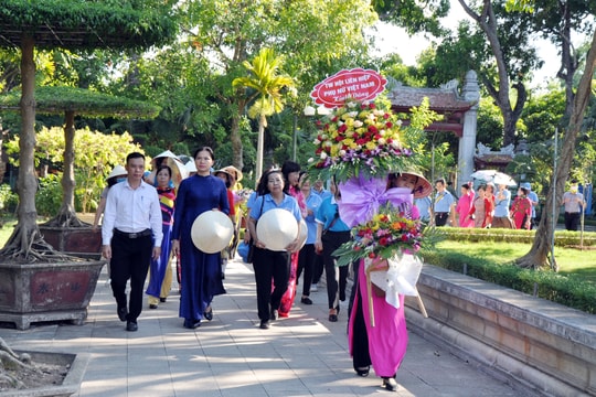 Chủ tịch Hội LHPN Việt Nam dâng hoa, dâng hương tại Khu Di tích Kim Liên 