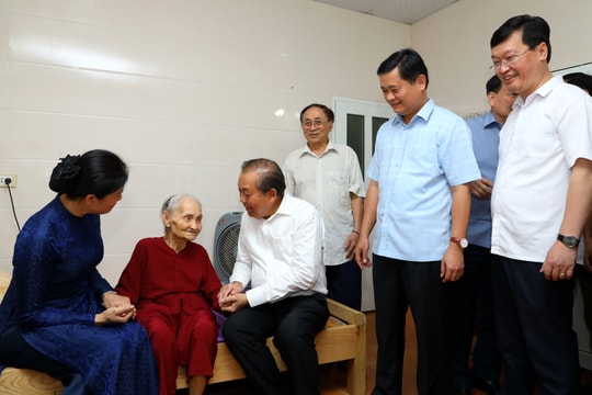 Phó Thủ tướng Thường trực Chính phủ Trương Hòa Bình thăm, tặng quà các gia đình chính sách